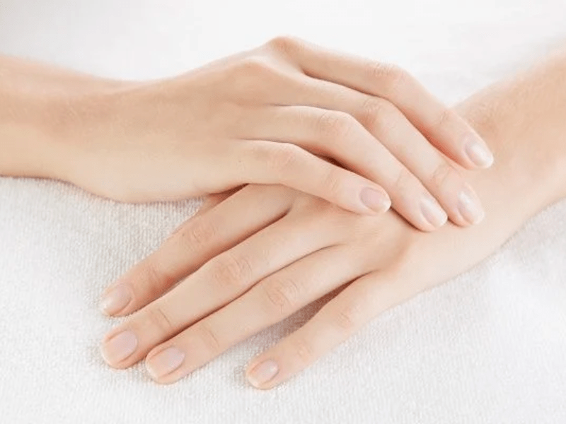 Tinh dầu và dầu nền giúp nuôi dưỡng móng khỏe đẹp